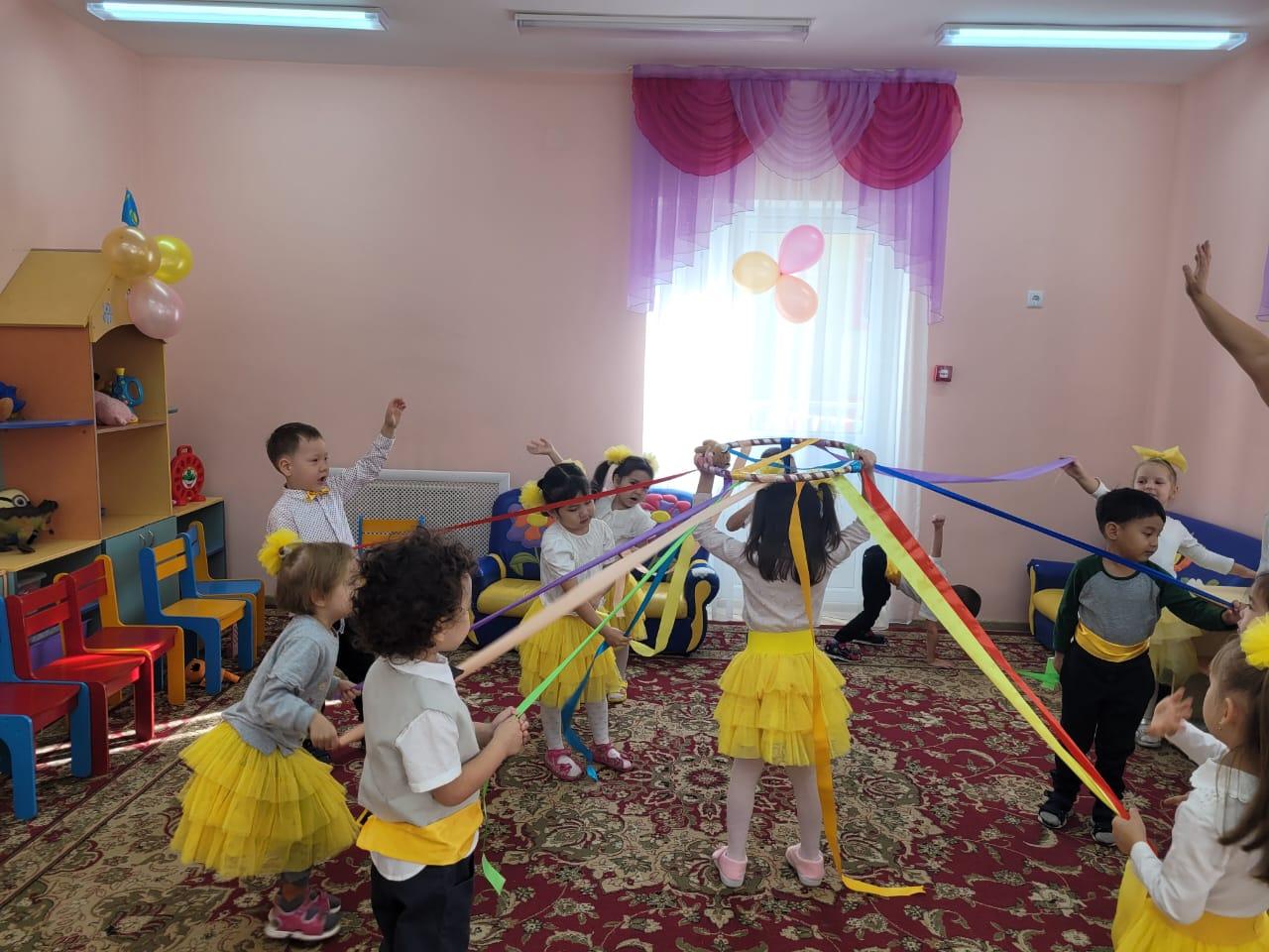 Қазақстан Республикасының күніне арналған тақырыптық ұйымдастырылған іс-шаралар "Гүлдей бер менің сүйікті Қазақстаным", ересек "Ромашка" тобы. Тәрбиешісі: Илиева Г.С.