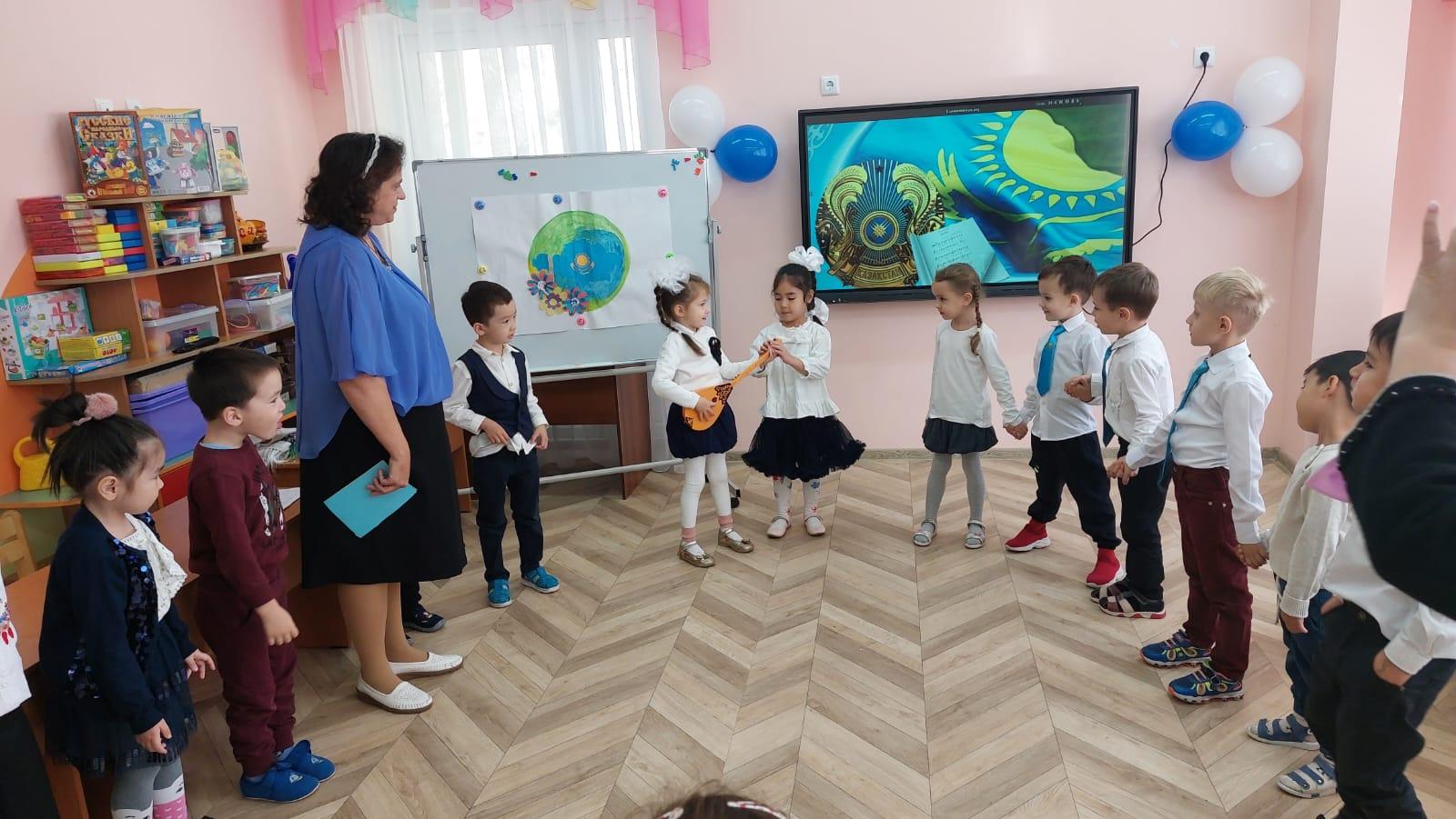 Қазақстан Республикасының күніне арналған тақырыптық ұйымдастырылған іс-шаралар "Менің Отаным менің Қазақстаным!", мектепалды "Соловушка" тобы. Тәрбиешісі: Гурова О.Г.